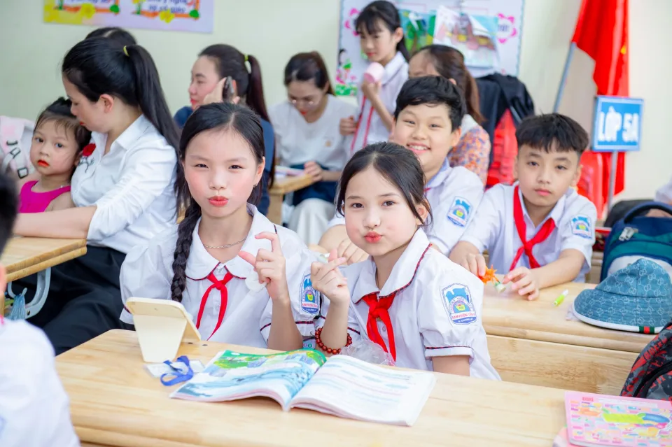 Thầy cô chữa bài cho từng em